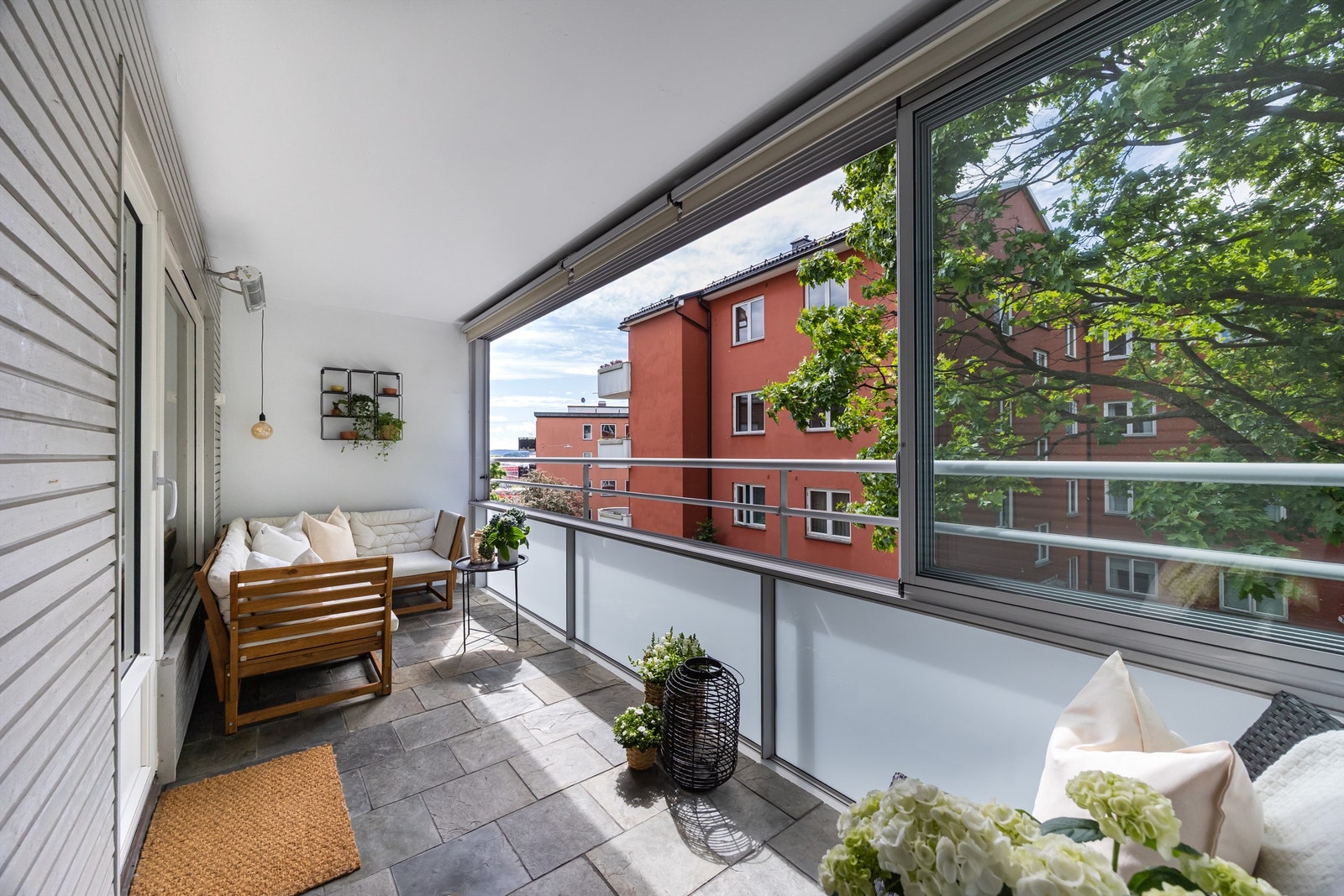 Det er sol på balkongen fra 11-19 på sommerstid i følge selger. Galleribilde