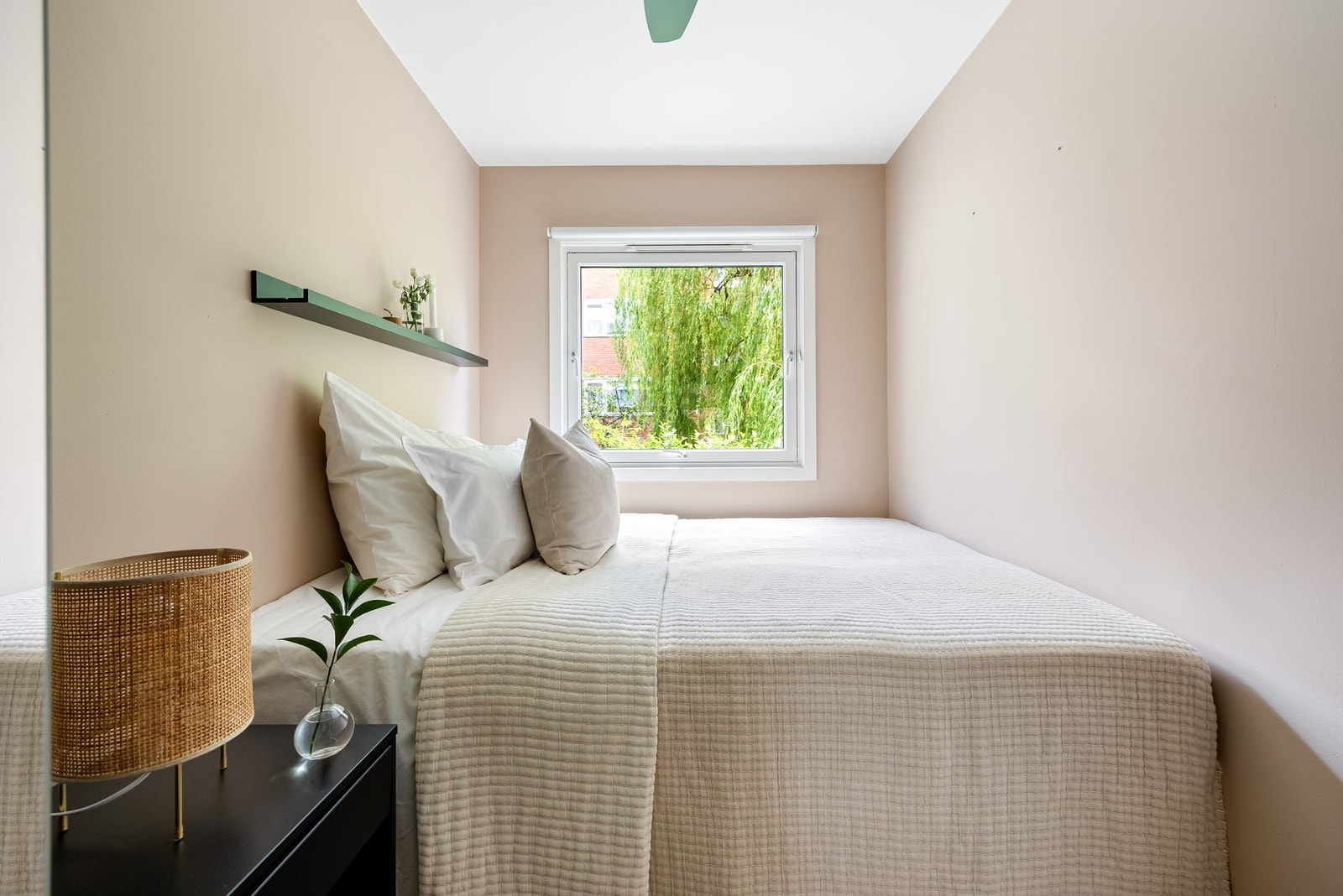 Det andre soverommet har også plass til dobbeltseng med tilhørende møblement. Galleribilde