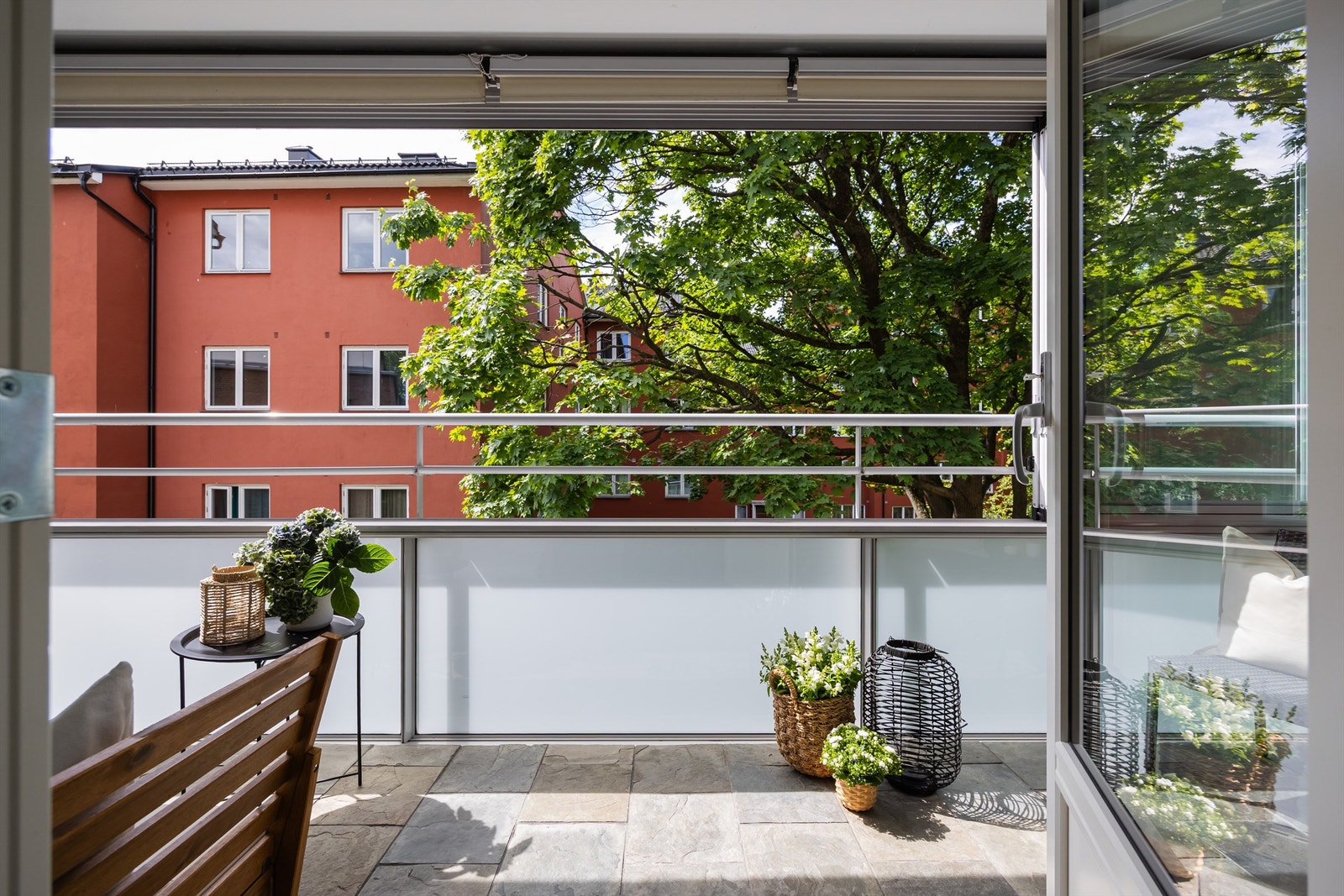 Den vestvendte balkongen er på romslige 10 kvm, og har fantastiske solforhold. Galleribilde