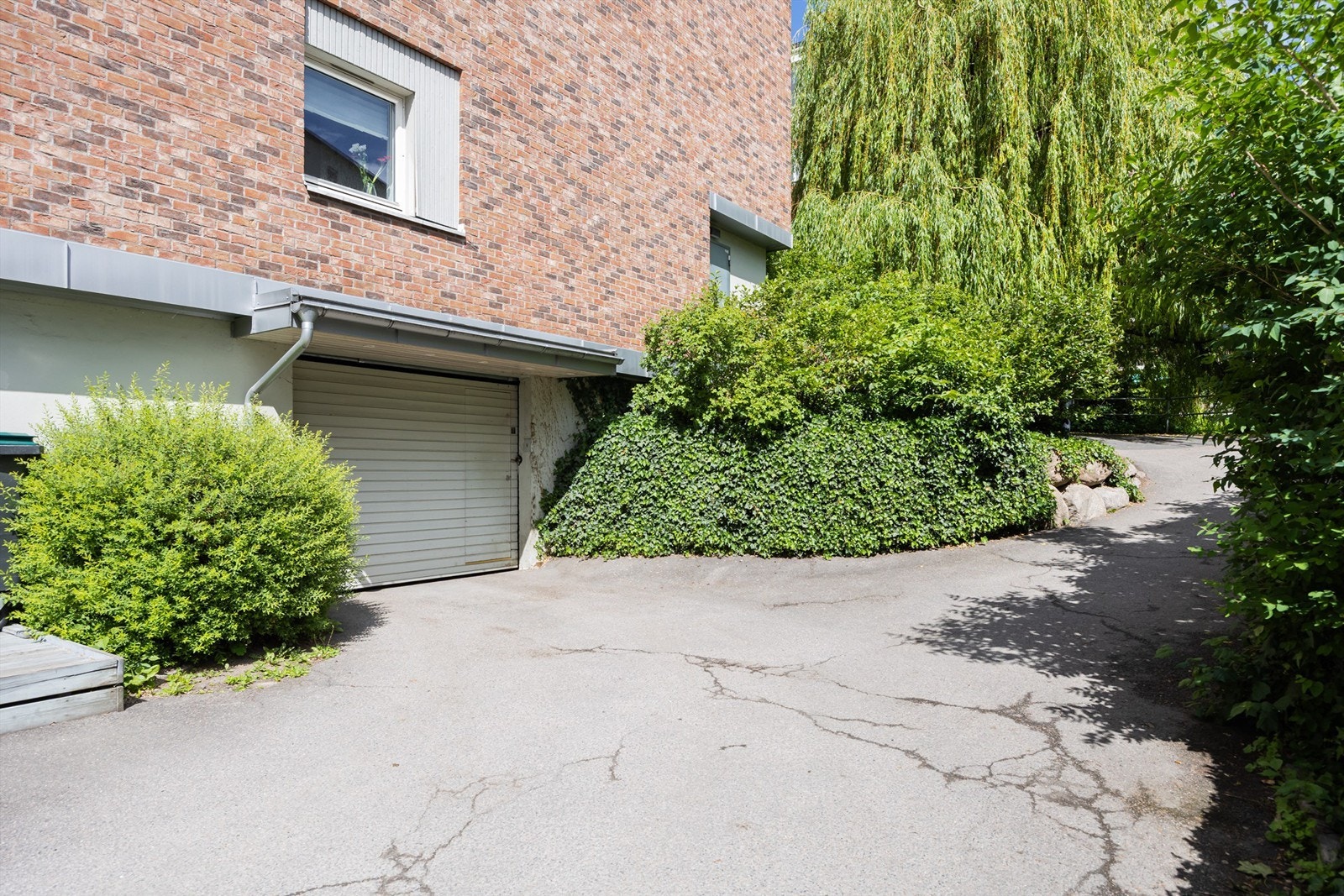 Garasjeanlegget ligger i byggets kjeller. Galleribilde