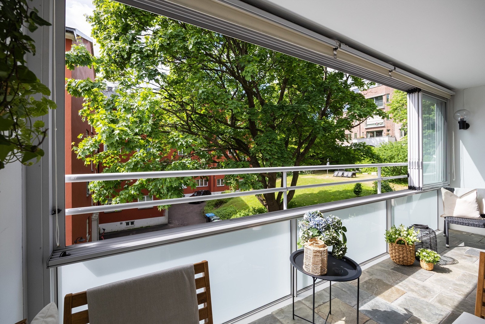 Grøntarealer utenfor balkongen som skjermer innsyn. Galleribilde