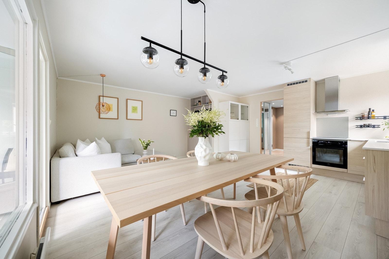 Det er lyst og pent laminat i stue og på kjøkken. De lyse materialvalgene gjør at leiligheten virker lys og romlsig. Galleribilde