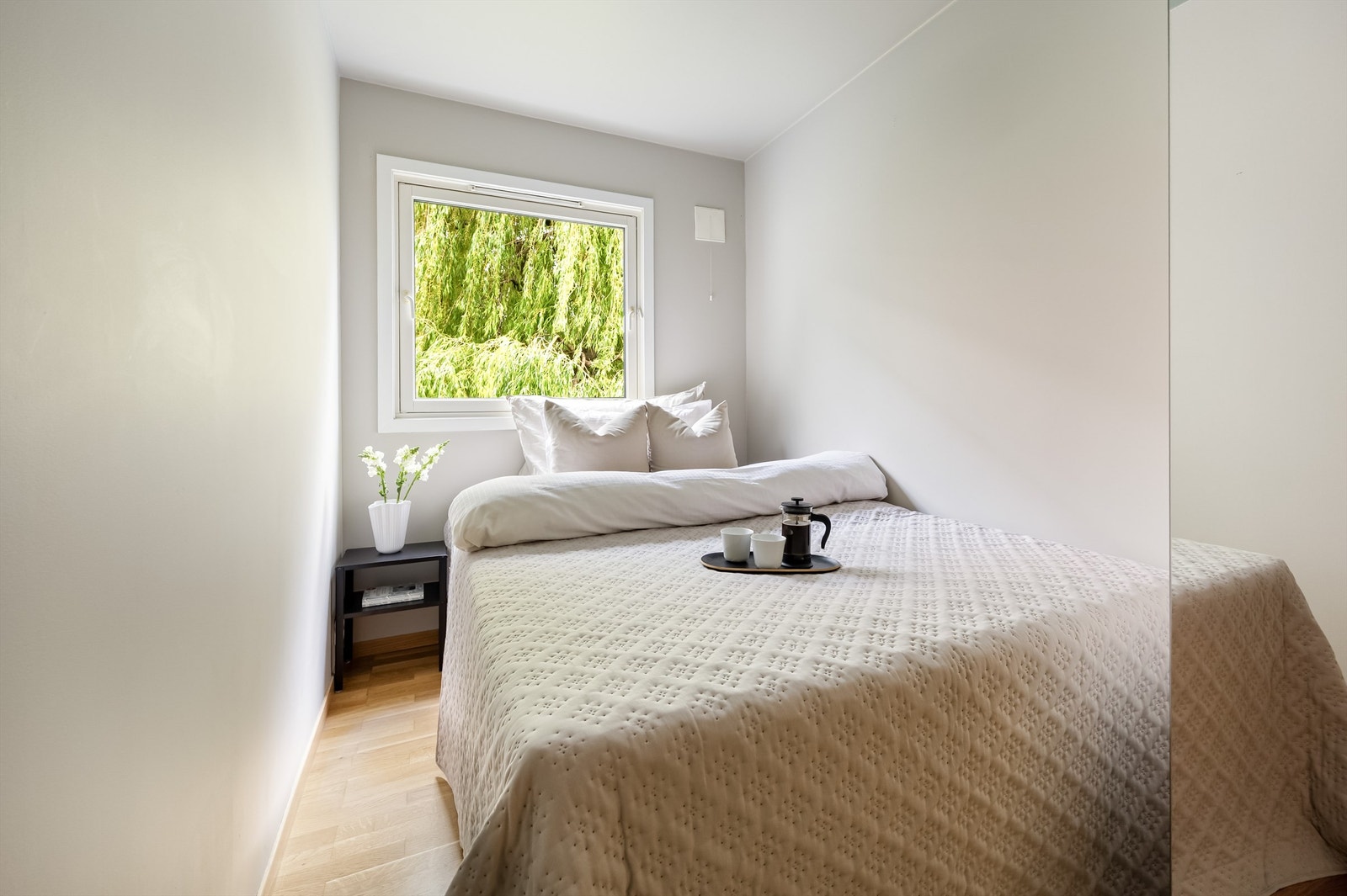 Det store vinduet på soverommet gir godt med naturlig lysinnslipp. Galleribilde