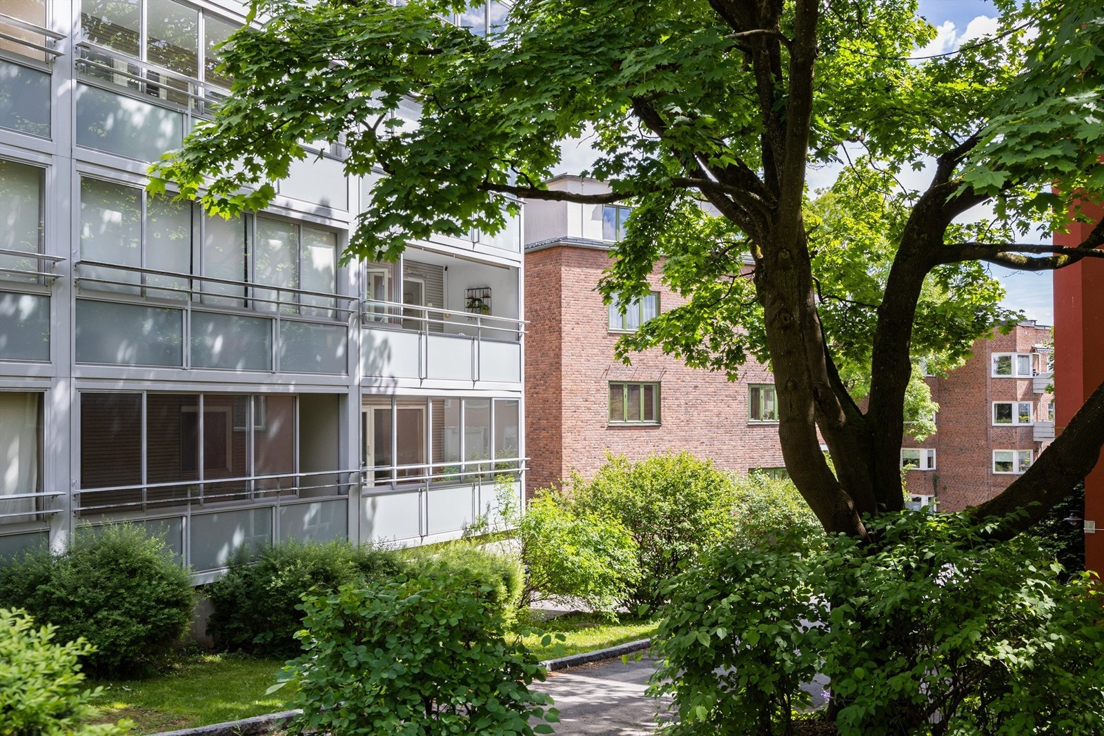 I Munkedamsveien 79B bor du i rolige omgivelser, samtidig som du har umiddelbar nærhet til et rikt utvalg av fasiliteter og servicetilbud. Galleribilde