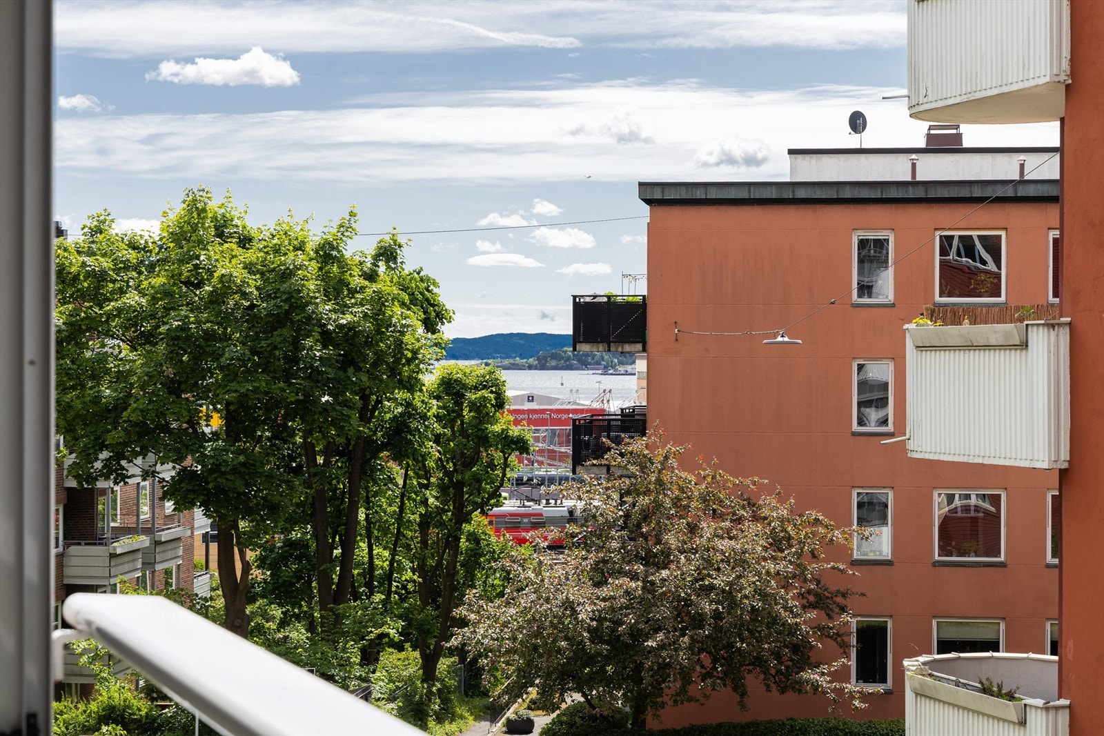 Fra leilighetens balkong er det nydelig utsikt mot Oslofjorden og Filipstad. Galleribilde