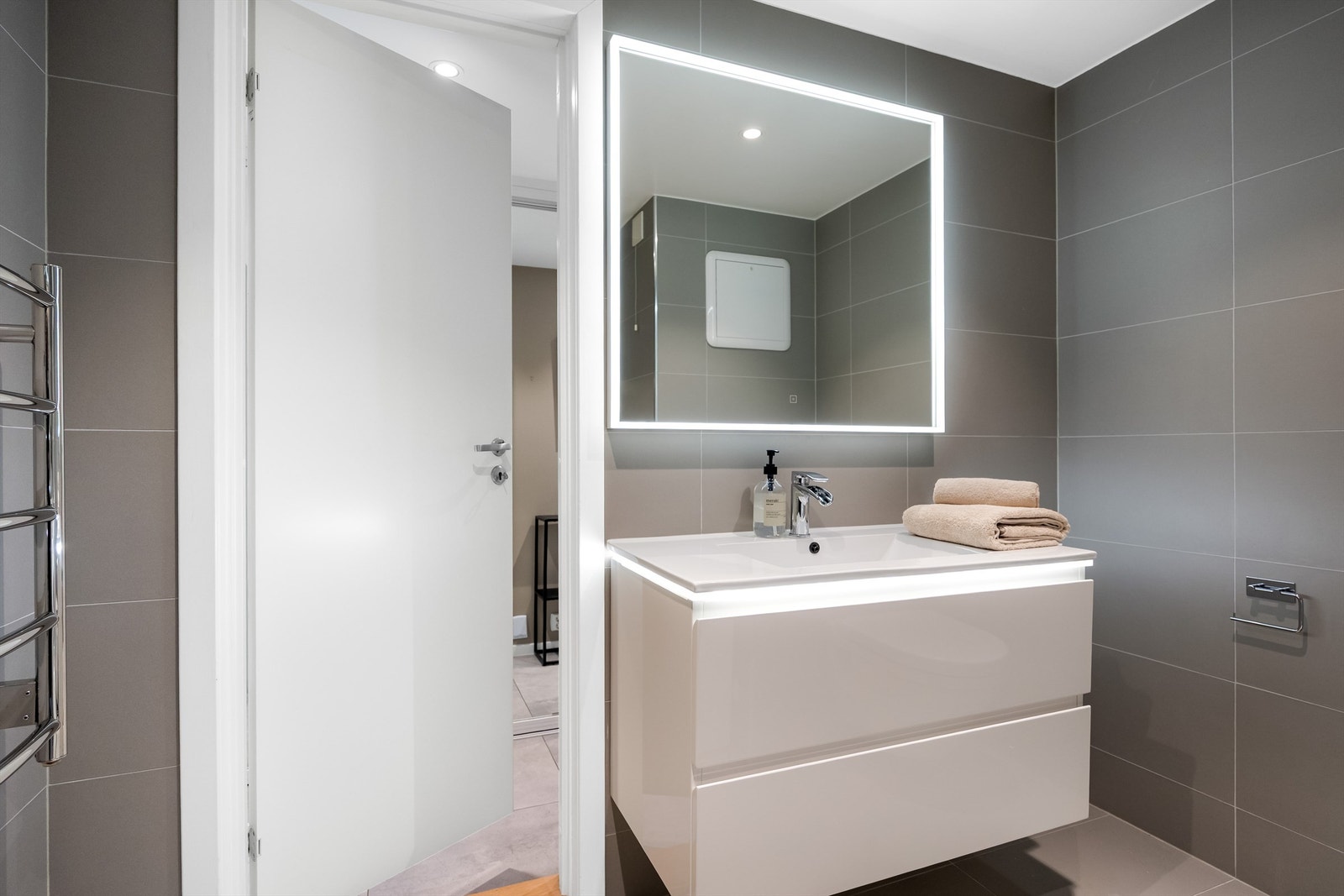 Baderommet har moderne innredning og materialvalg. Galleribilde