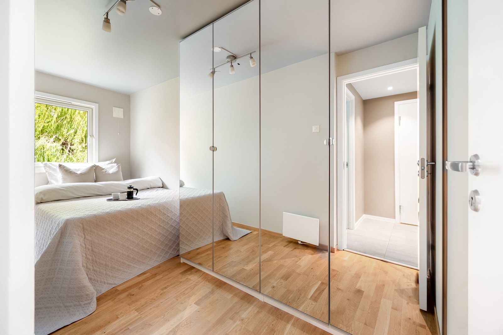 Leilighetens første soverom er av god størrelse, med god plass til både dobbeltseng og garderobeløsning. Galleribilde