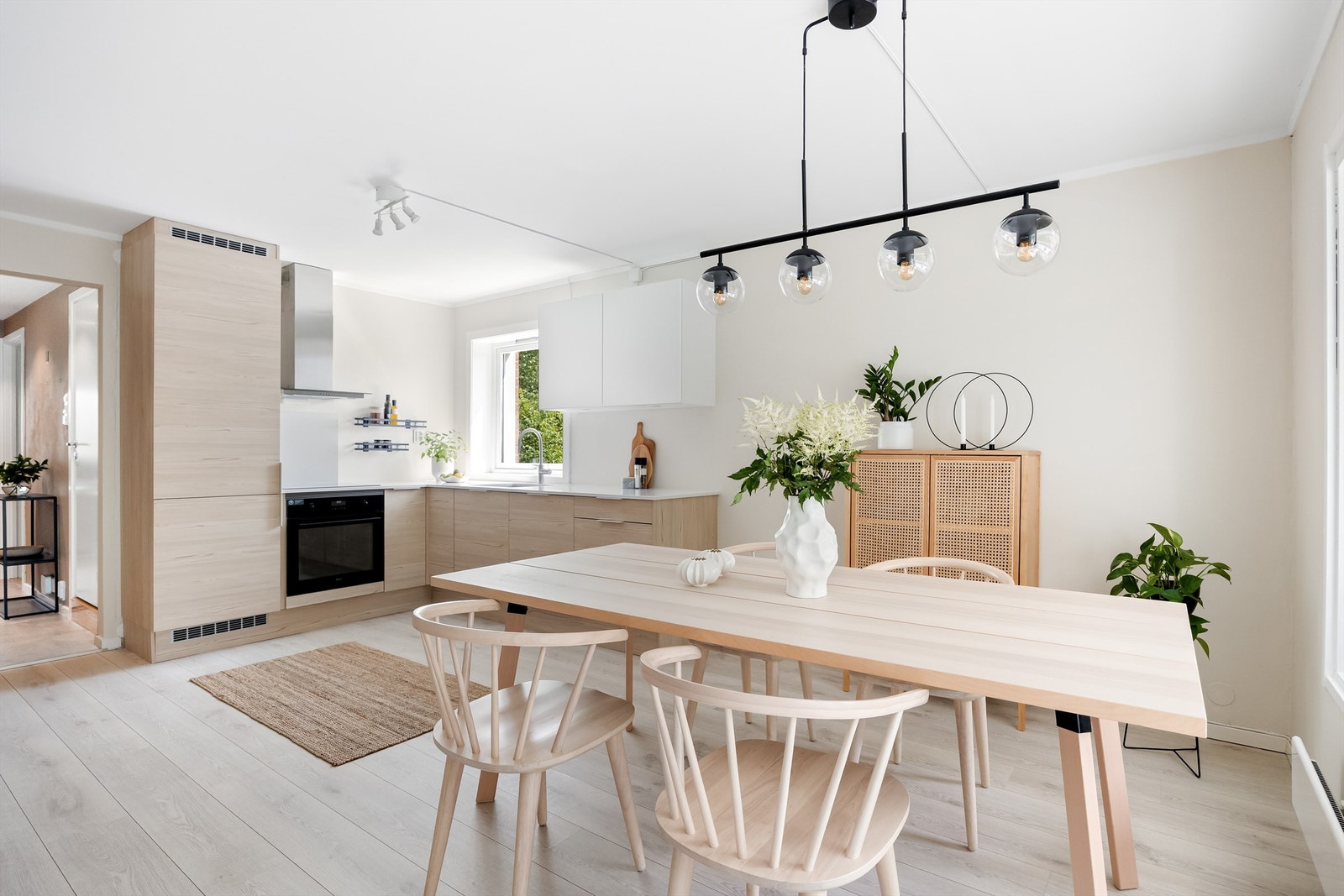 Det er god plass til et spisebord. Galleribilde