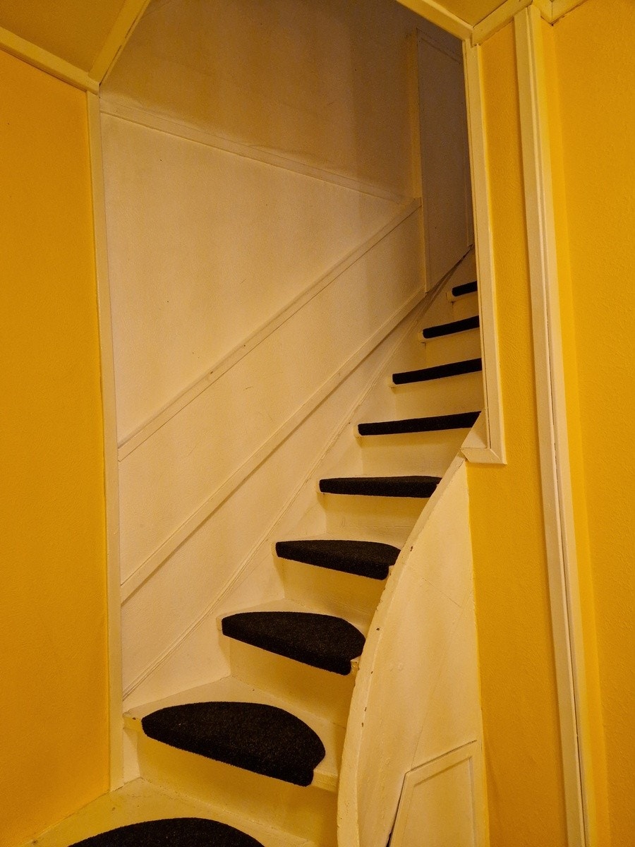 Trapp til 2. etasje Galleribilde