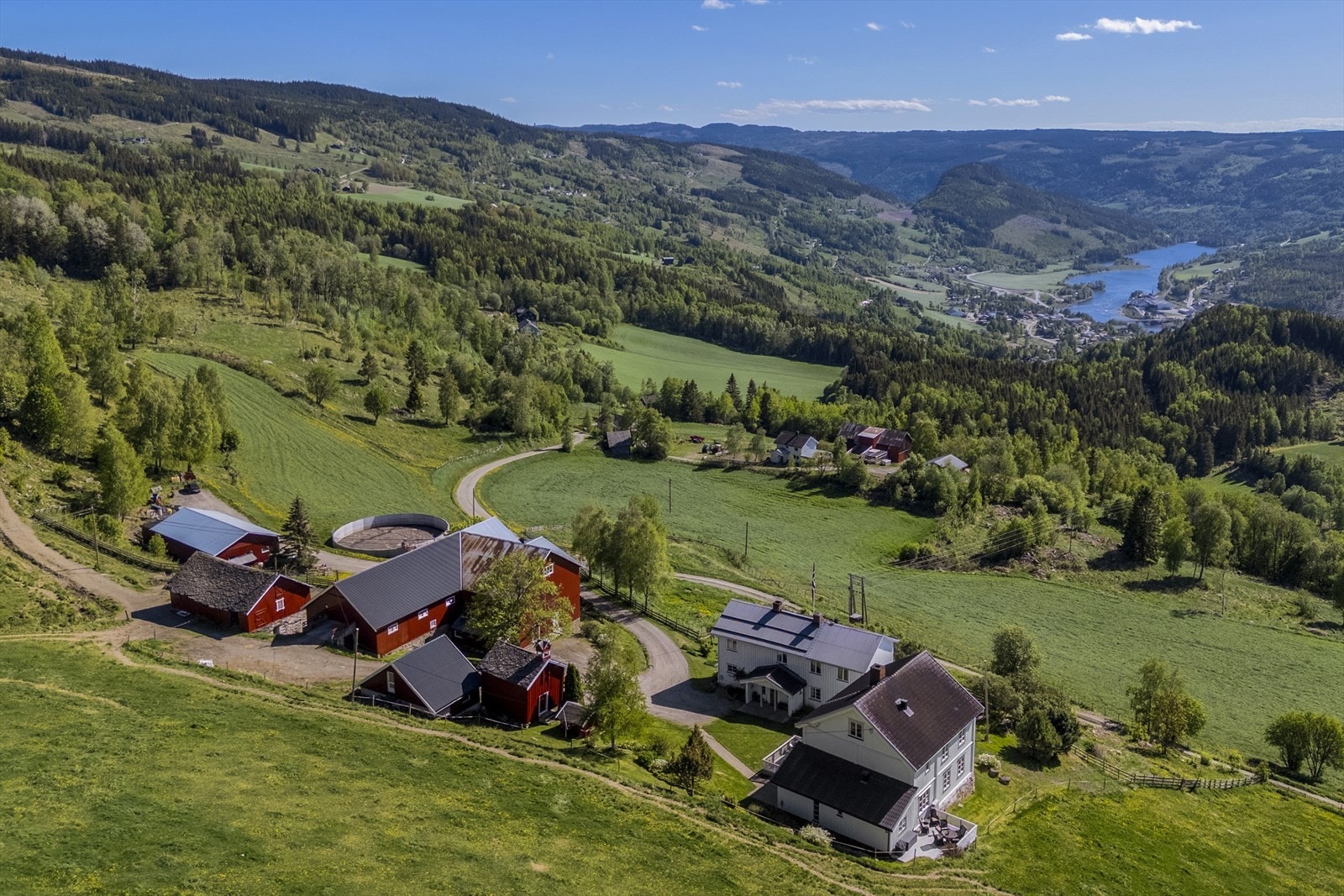 Beliggenheten høyt i terrenget gir en flott utsikt til nedover Gudbrandsdalen og omkringliggende kulturlandskap Galleribilde