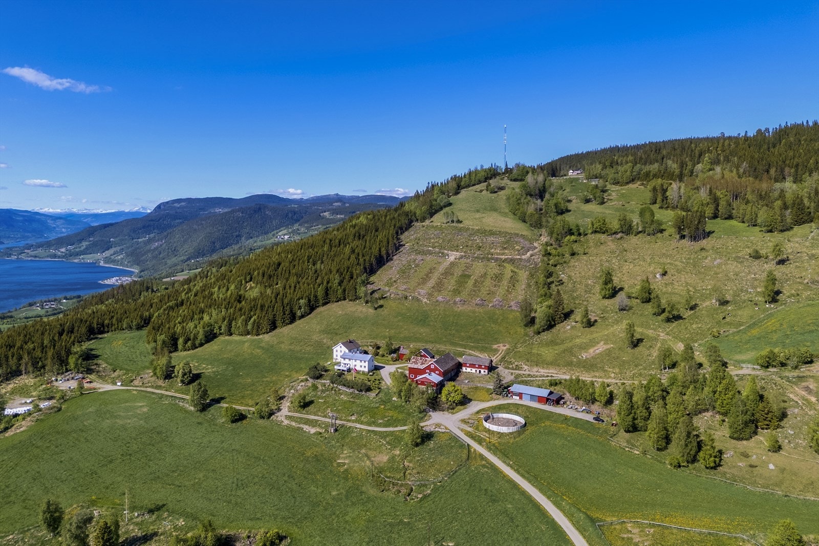 Eiendommens arealer ligger fra gårdstunet og oppover mot fjellet Galleribilde