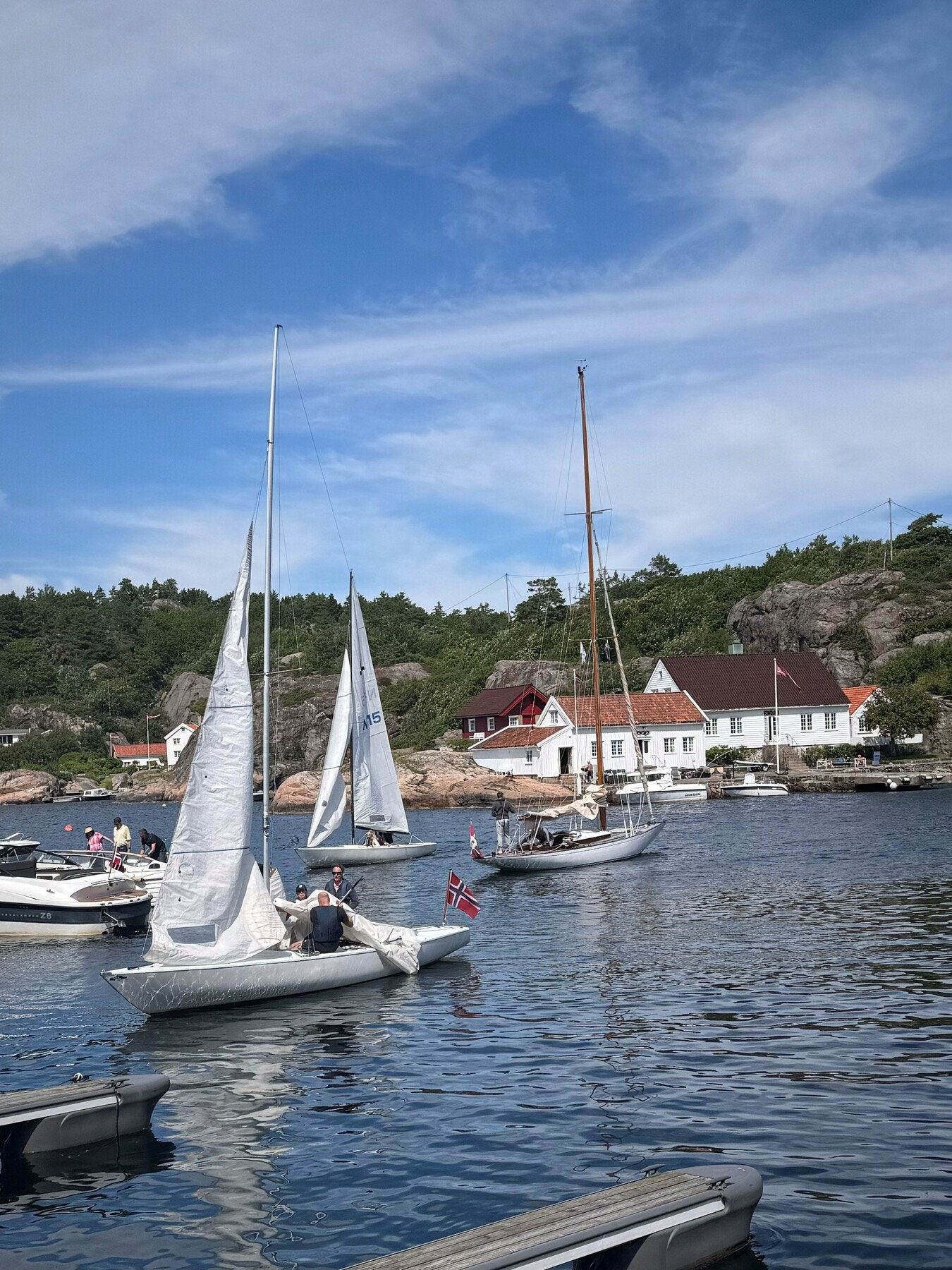Selgers bilde fra seilbåter utenfor i sundet Galleribilde