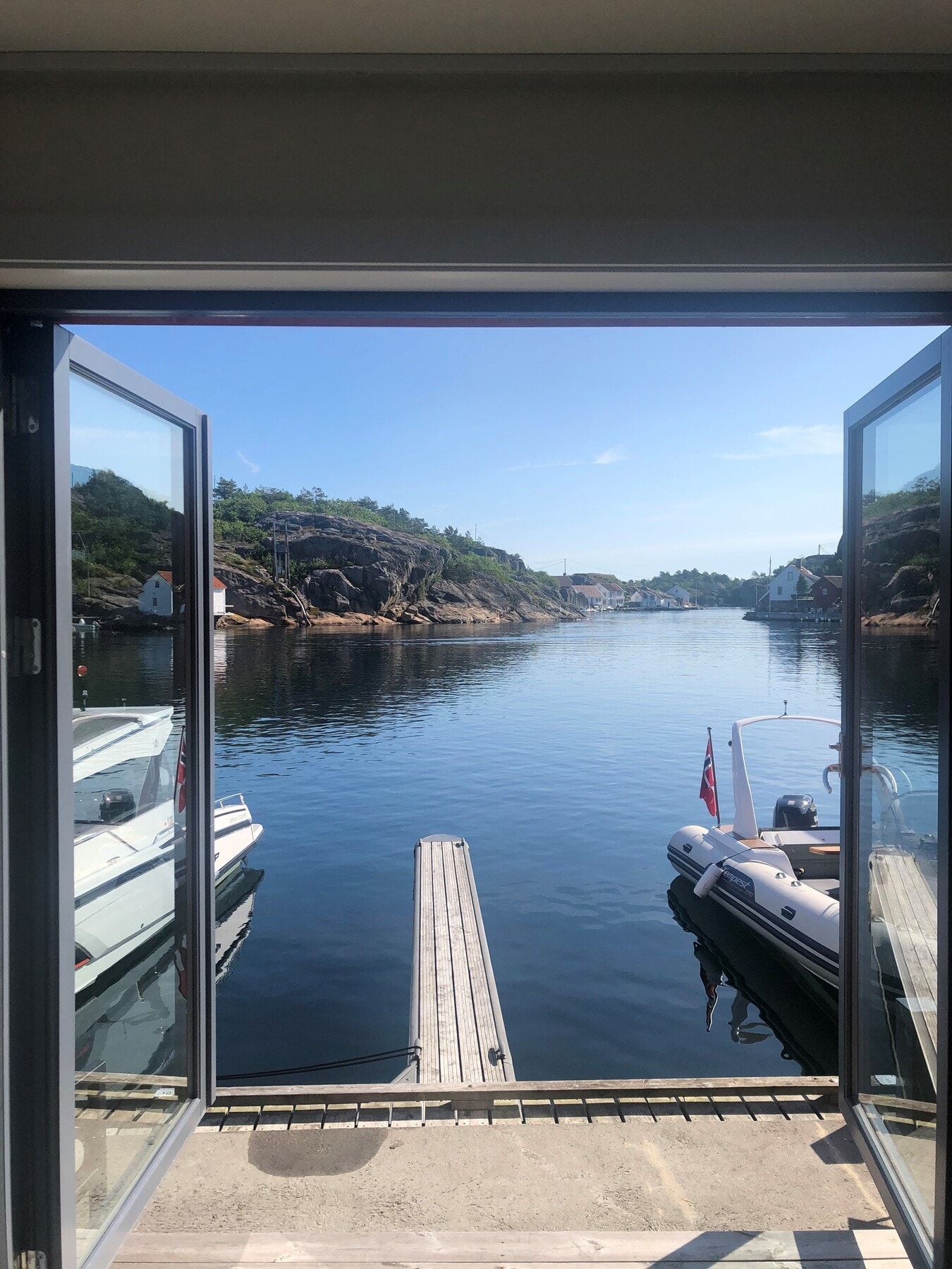 Fra stuen går man rett ut på bryggen og rett i båten Galleribilde