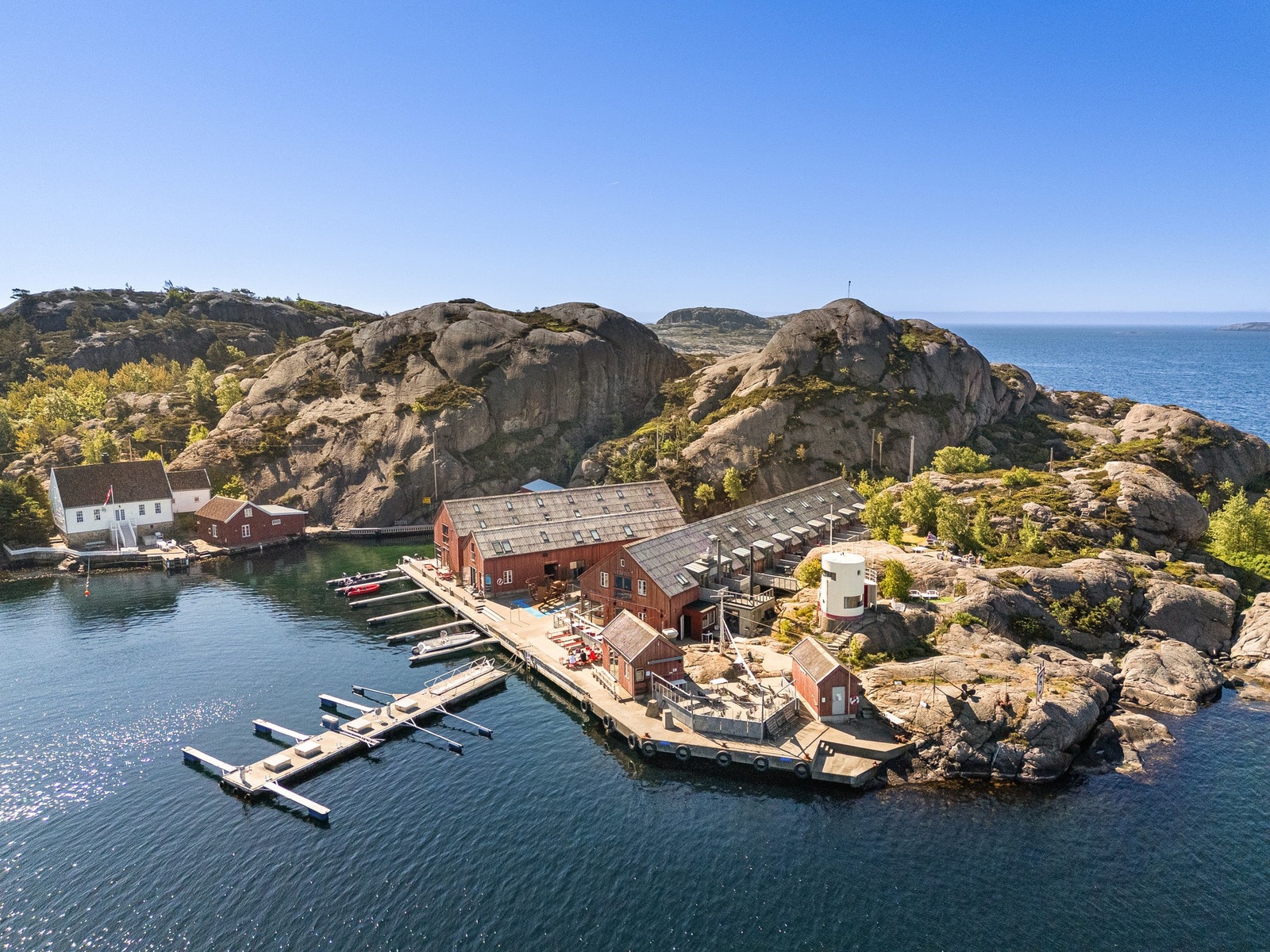 Dronebilde over området og del av Kapelløya Galleribilde