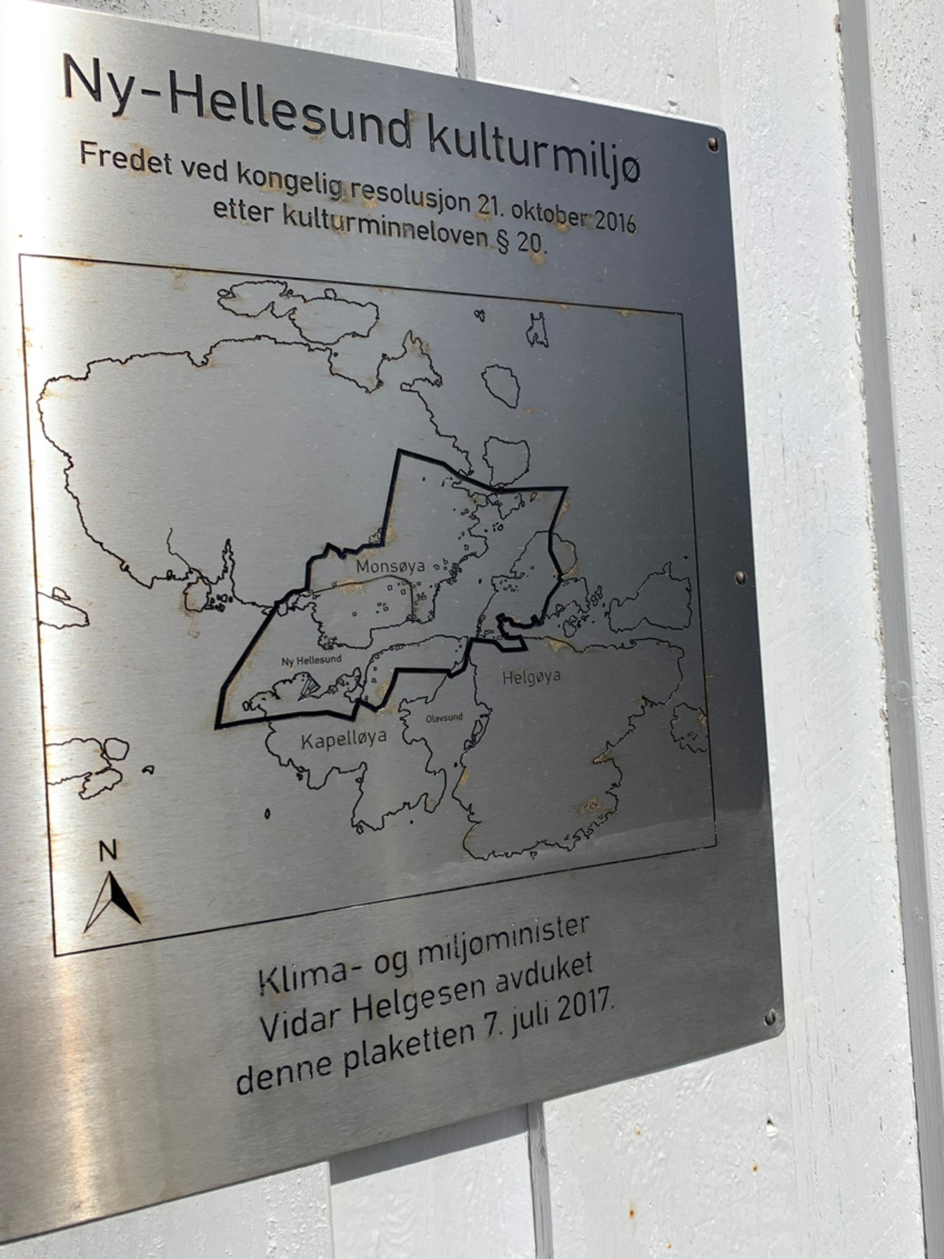 Skilt som står på Monsøya i Ny-Hellesund Galleribilde