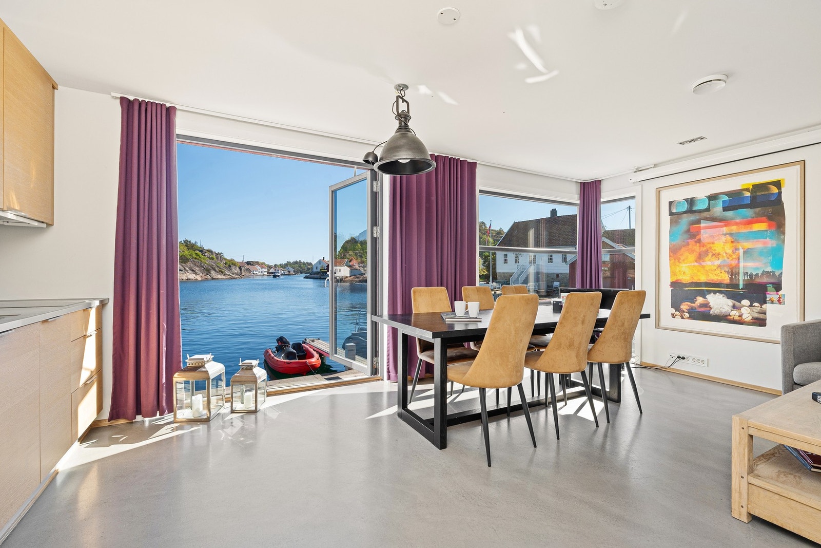 Del av den kombinerte stuen/spisestuen med dobbeldør ut til brygge og båtplass Galleribilde