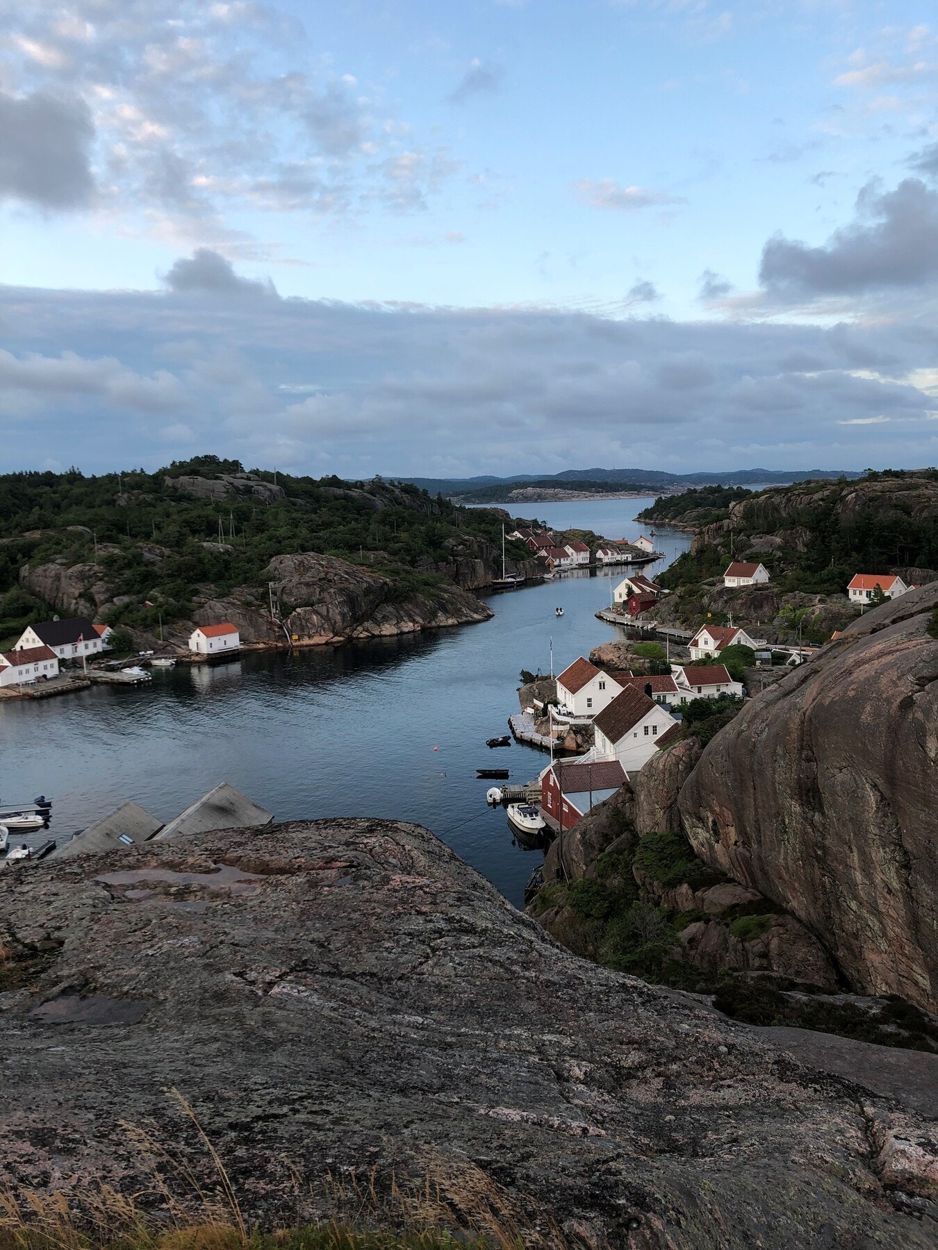 Selgers bilde tatt ned mot del av Ny-Hellesund Galleribilde