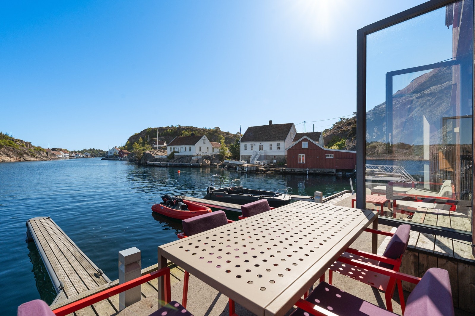 Her sitter man utenfor leiligheten hvor man kan nyte sol og utsikt Galleribilde