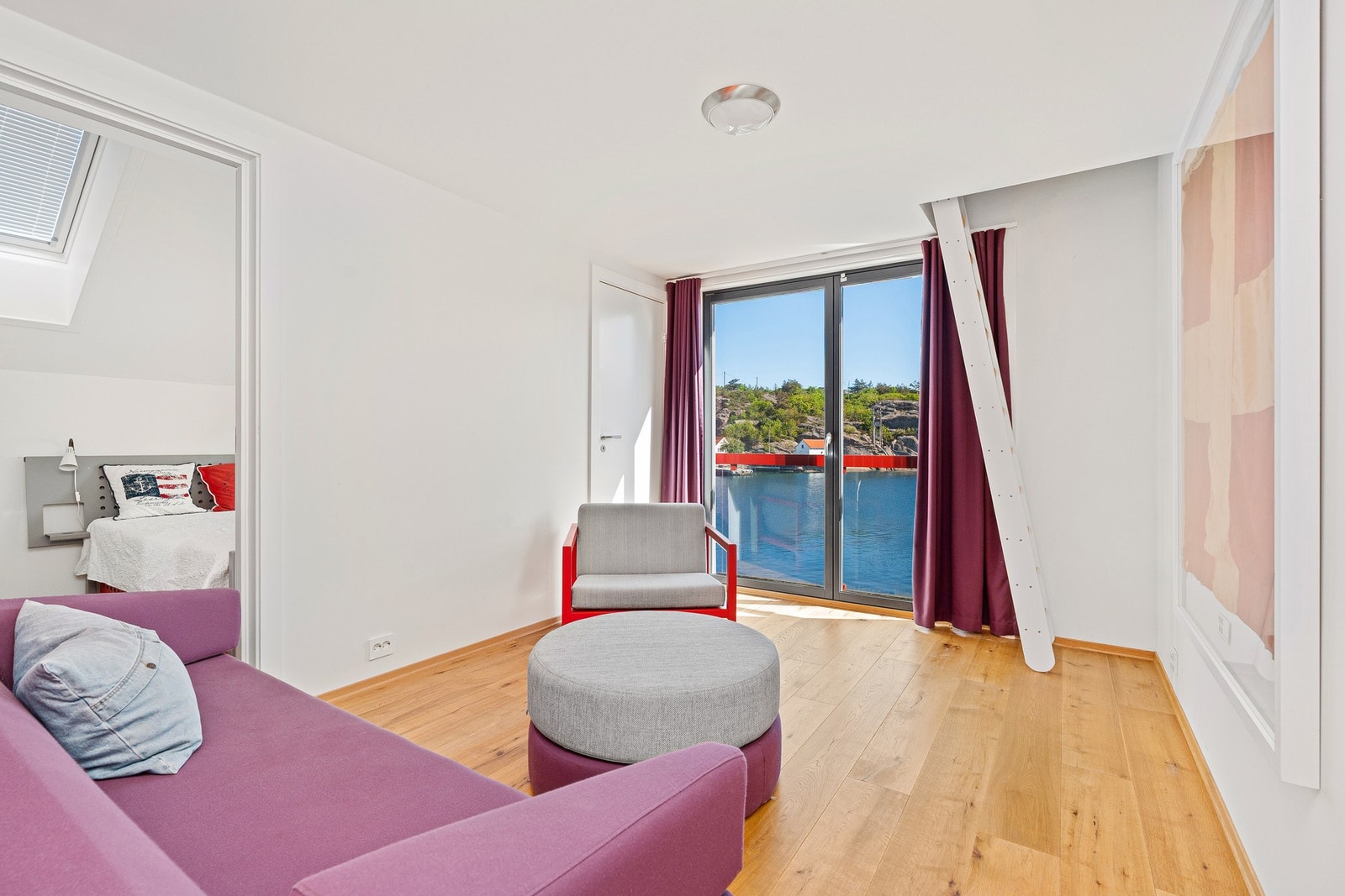 Fra stuen i 2.etg. med fransk balkong/sjøutsikt og med fast stige opp til loft Galleribilde