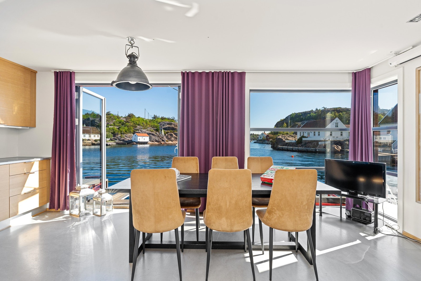 Fra spiseplassen i stuen 1.etg. med flott sjøutsikt Galleribilde