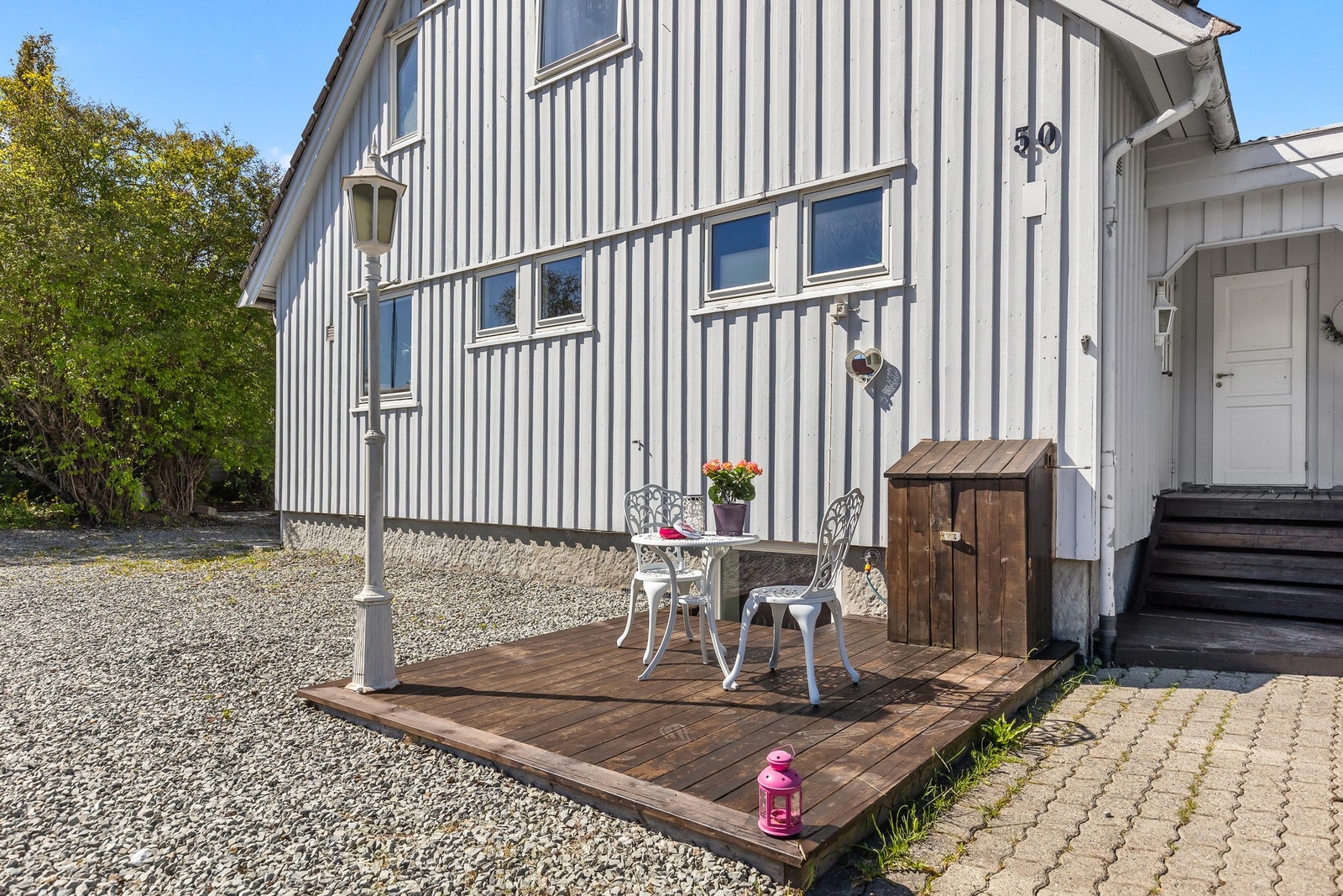 Østvendt terrasse ved inngangsparti til å kunne nyte en morgenkaffe. Galleribilde