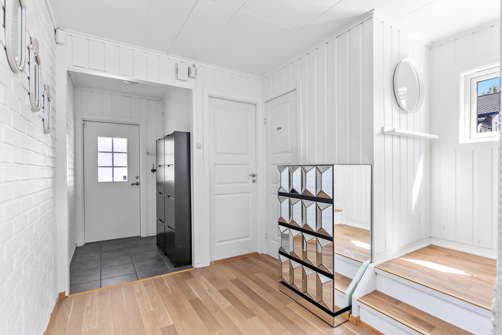 Lys og romslig gang/entre i 1. Etasje. Galleribilde