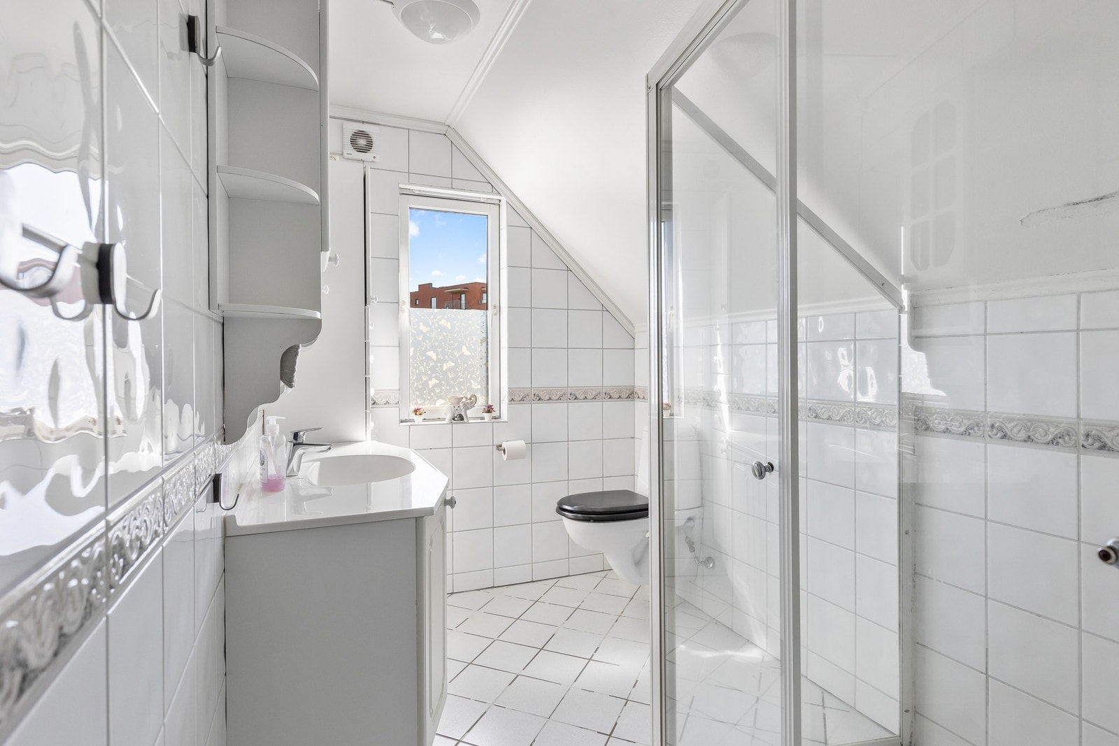 Lyst og helfliset bad i 2. Etasje på 5 kvm. Galleribilde