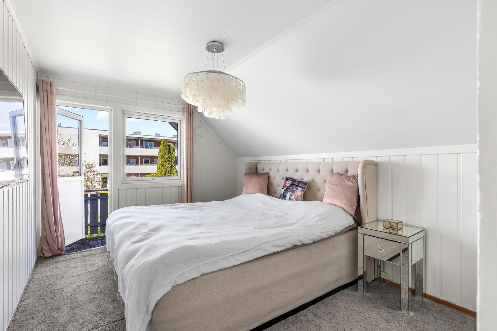 Soverom i 2. Etasje på 10,5 kvm med utgang til balkong på 7 kvm. Galleribilde