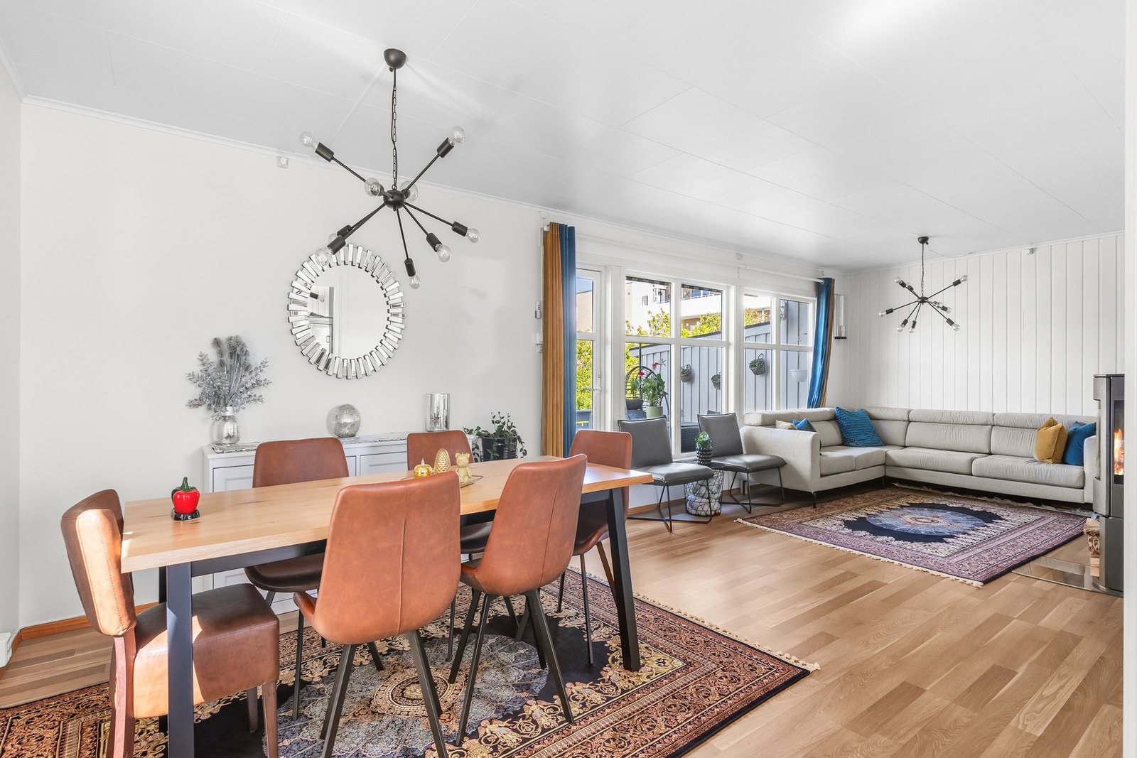 Spisestue med god plass for stort spisebord som ett samlingspunkt. Galleribilde