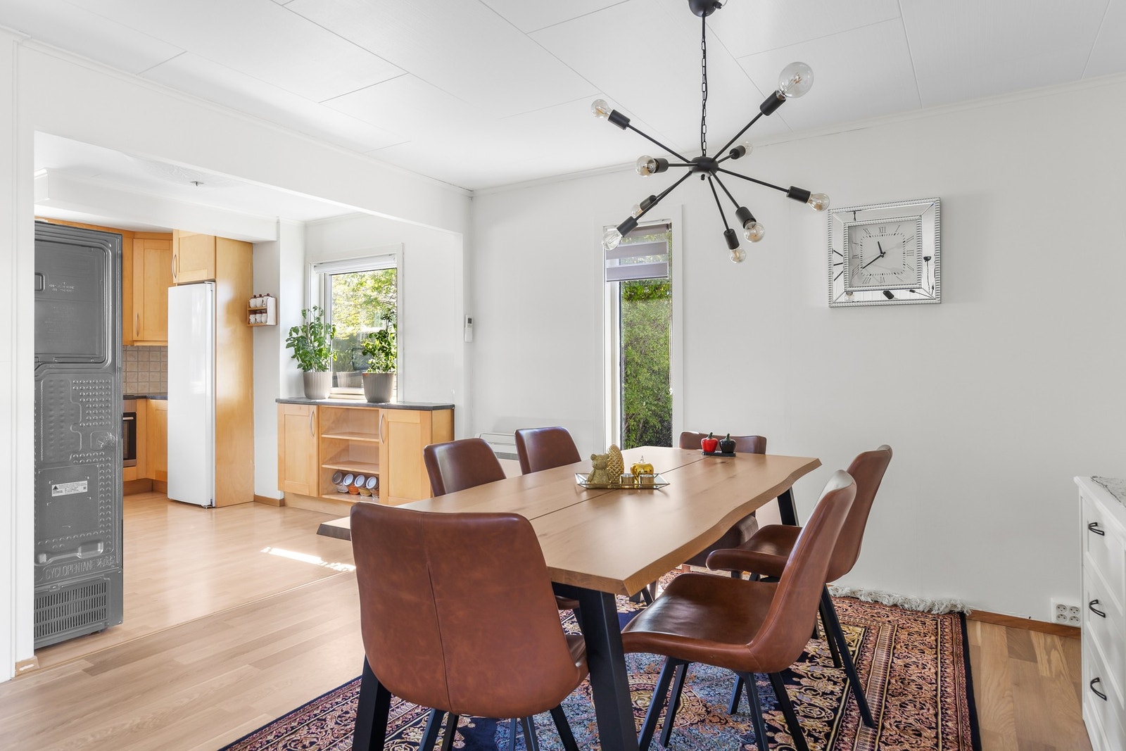 Fra stue/Spisestue har du åpen løsning inn til kjøkken seksjonen. Galleribilde