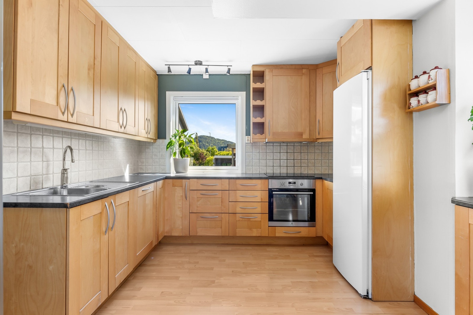 Kjøkkenet er innredet med stekeovn, platetopp og mekanisk avtrekksvifte. Galleribilde