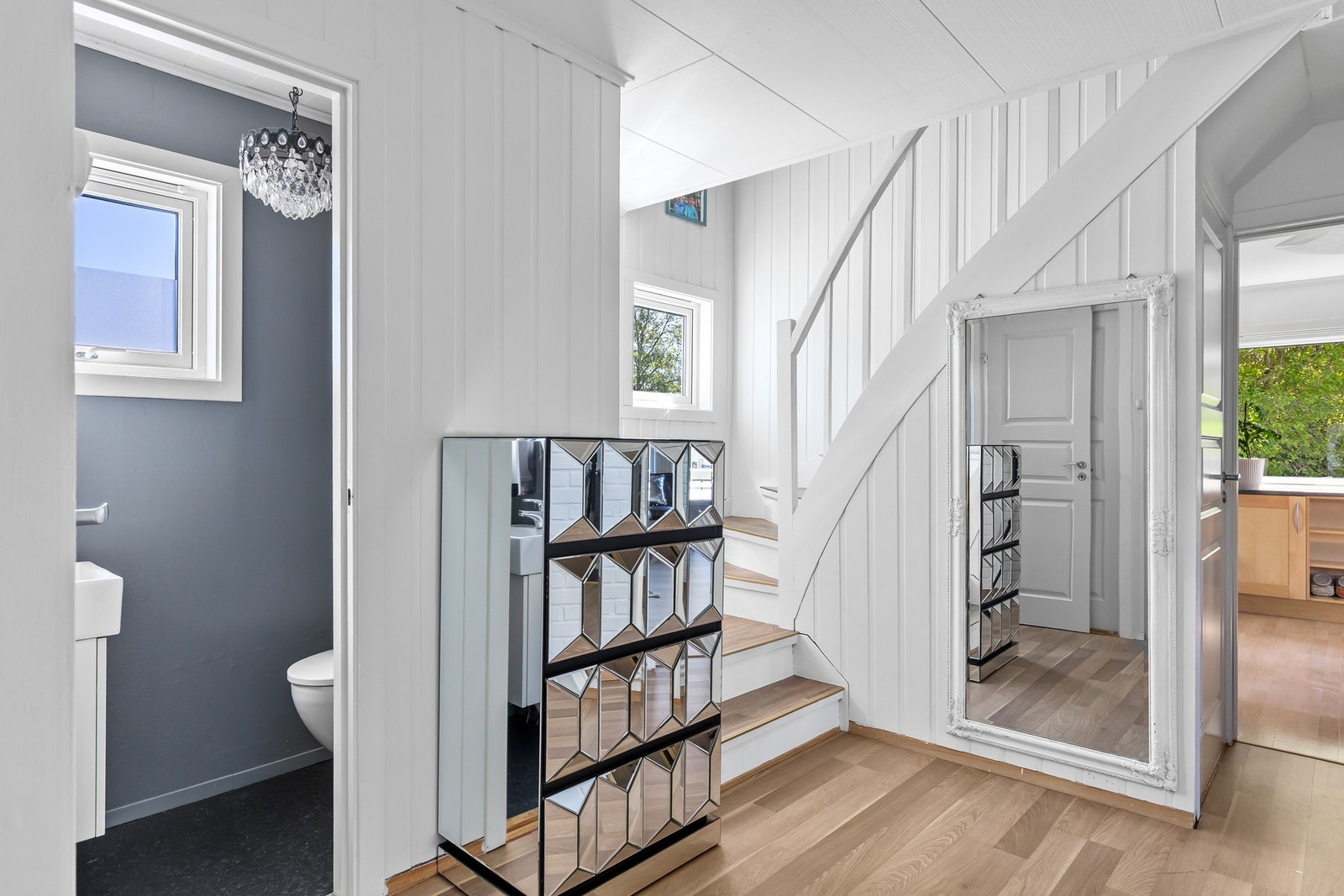 Romslig gangparti på 9,5 kvm fra kjøkken/stue, med trappoppgang til 2. Etasje. Du har inngang til WC, vaskerom, entre og kjeller. Galleribilde