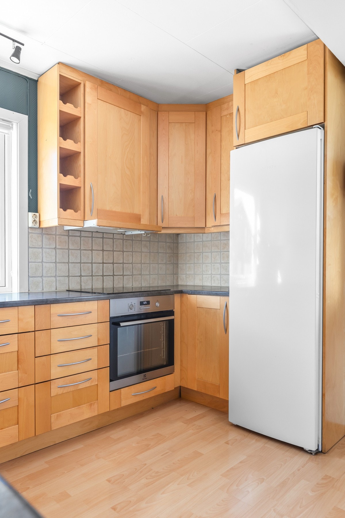 Kjøkkenet har mye skap og benkeplass. Galleribilde