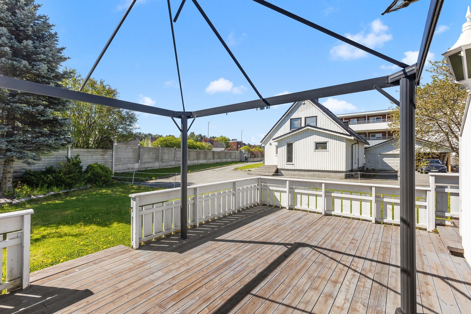 Her har du god plass for å innredet med utemøblement for å nyte finværsdager og hagearbeid. Galleribilde