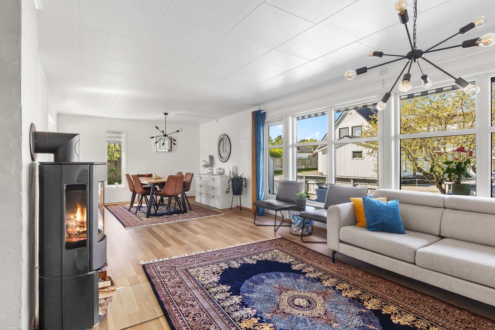 Romslig stue på 35 kvm med naturlige seksjoner å kunne innredet etter ønske og behov. Galleribilde