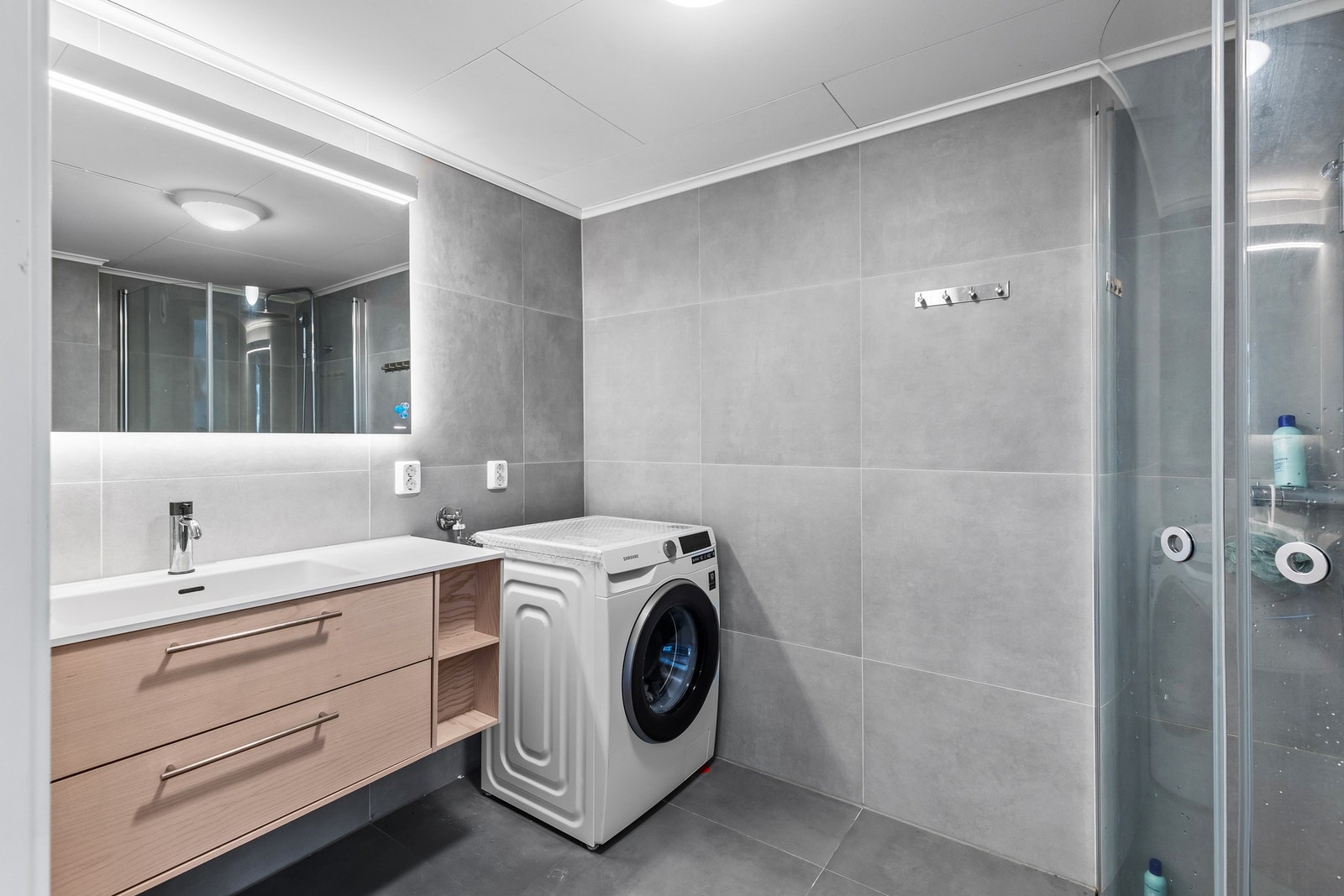 Bad i sokkel. Galleribilde