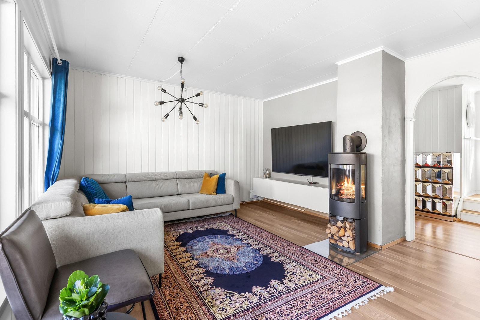 .Stuen har store vindusoverflater som gir rikelig med naturlig lysinnslipp. Galleribilde