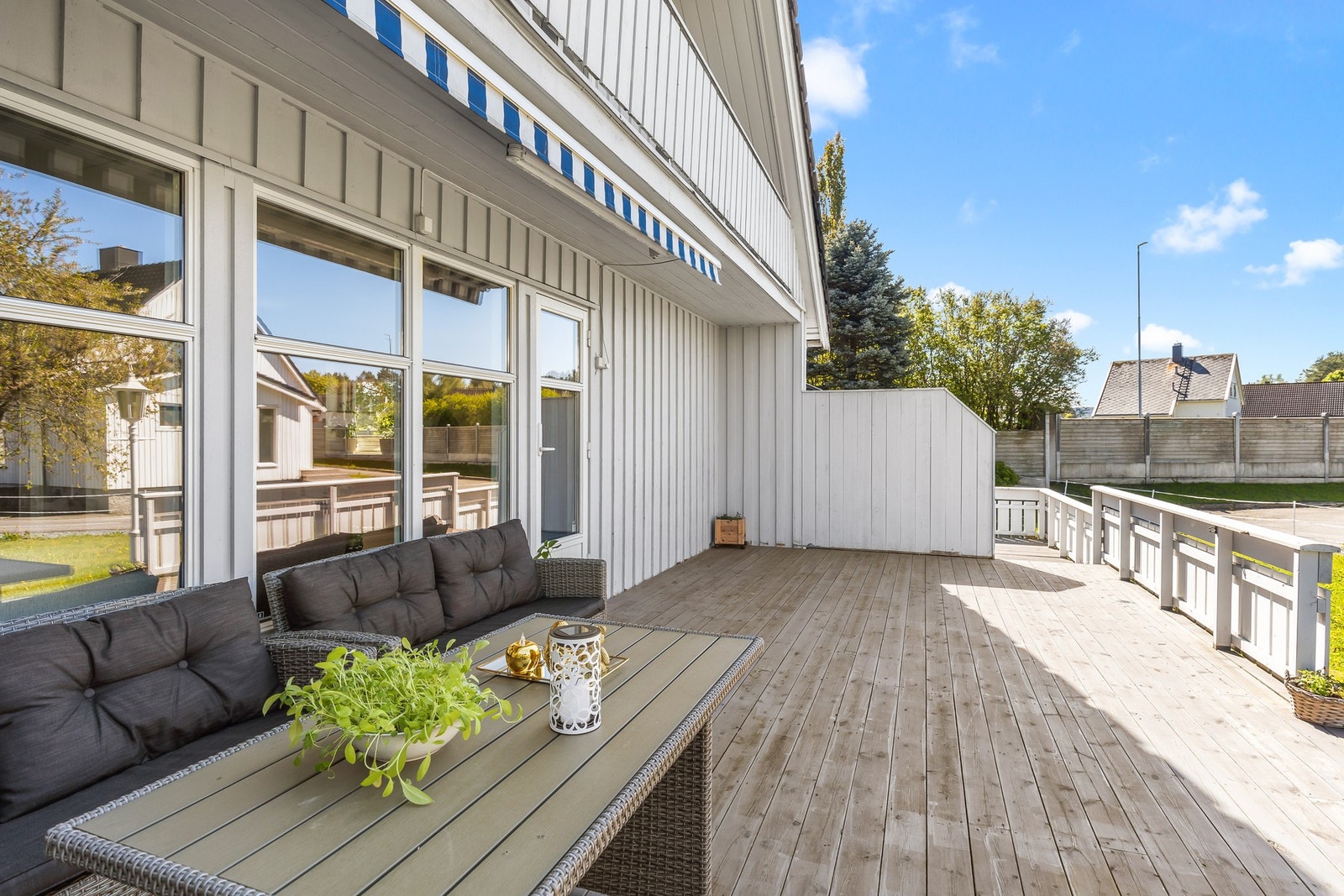 Stor sørvestvendt terrasse med meget gode solforhold. Galleribilde