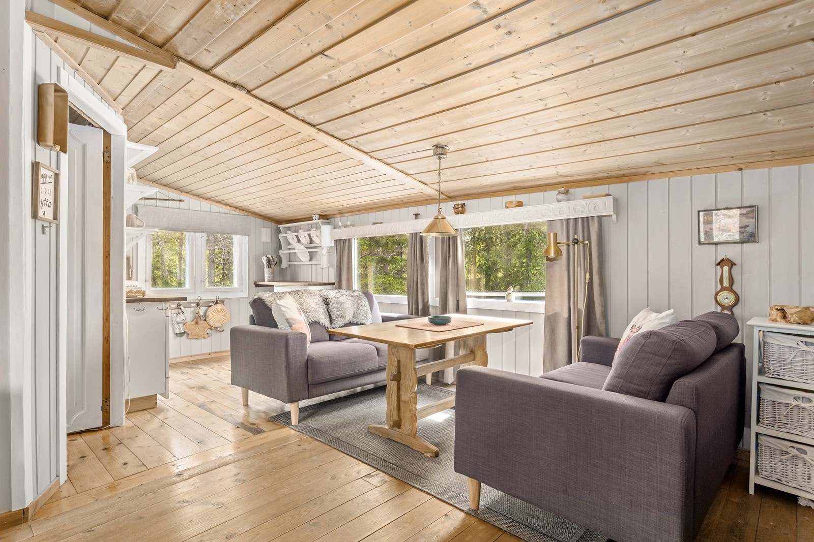 Åpen stue-/kjøkkenløsning mye lyse overflater. Galleribilde