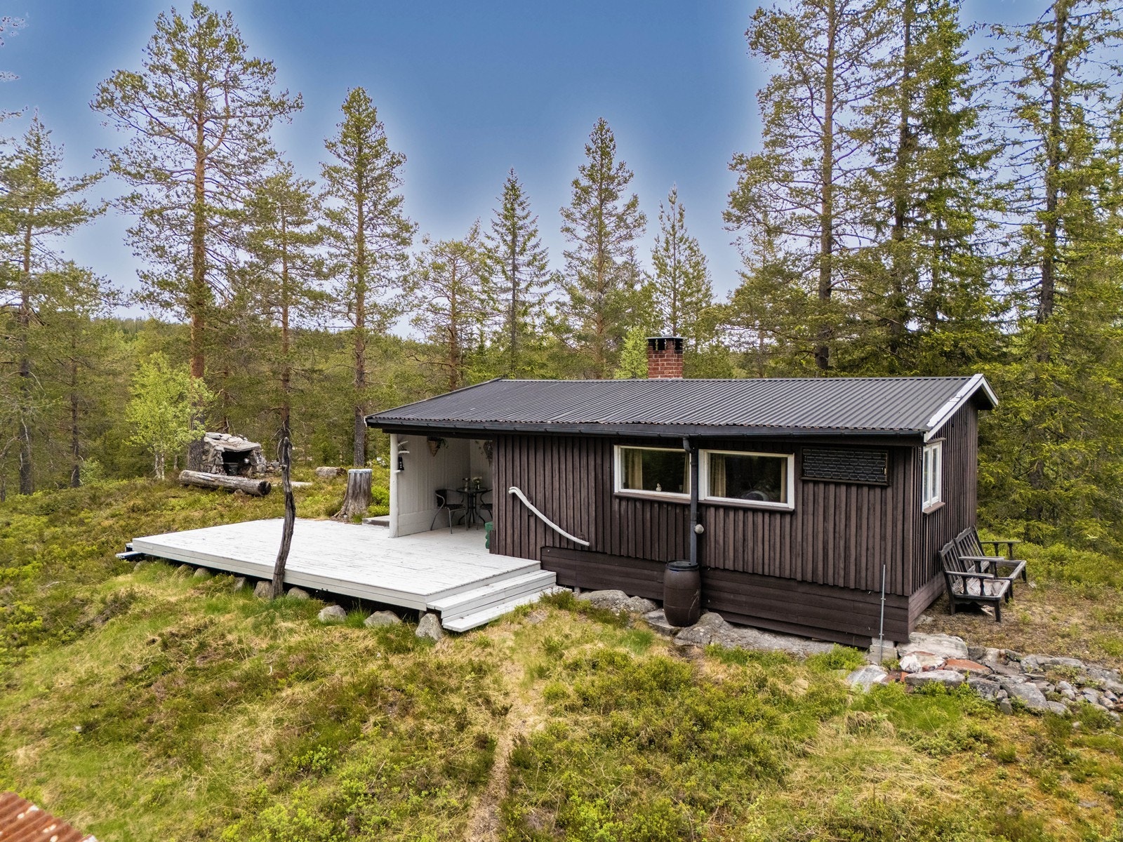 Hytta holder en enkel hyttestandard uten innlagt strøm/vann. Det er montert solcelleanlegg med batteribank, samt mulighet for tilkobling av aggregat. Galleribilde