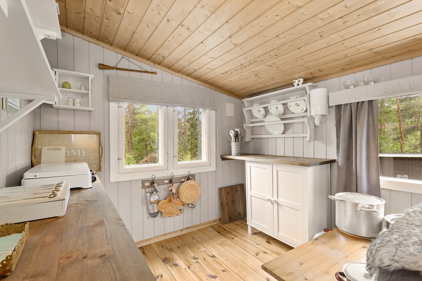 Praktisk kjøkkenkrok med skapinnredning og koketopp med gassbluss. Galleribilde