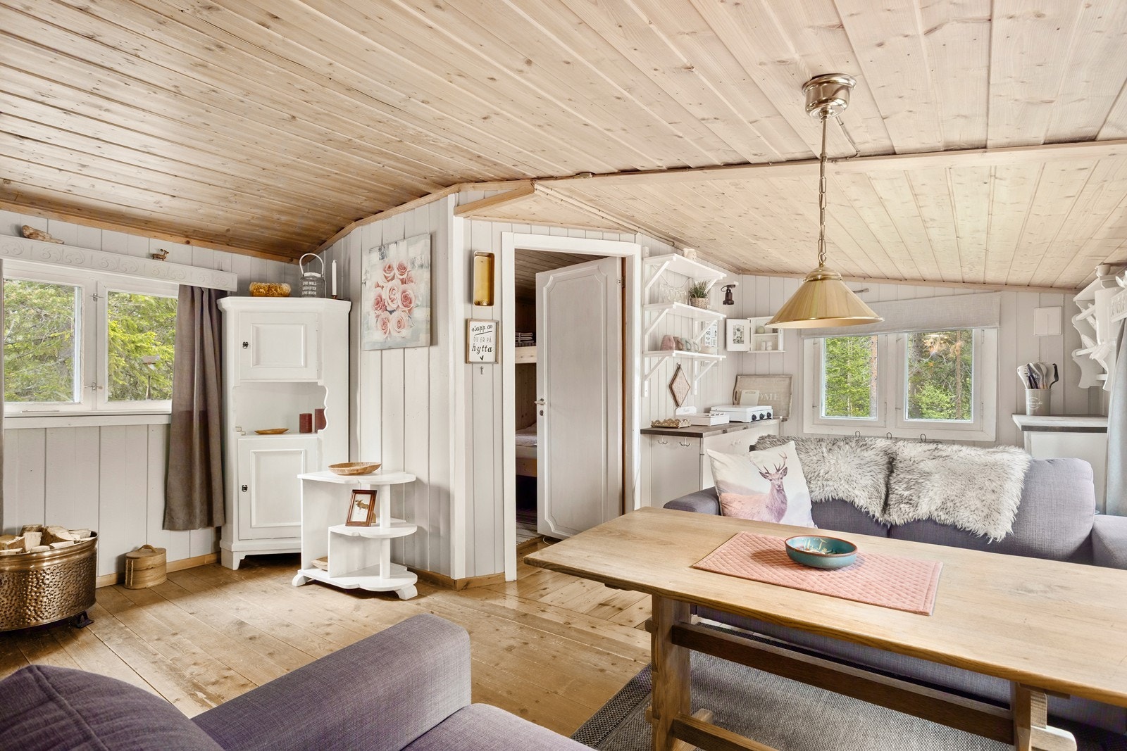 Hytta selges fullt møblert. Galleribilde