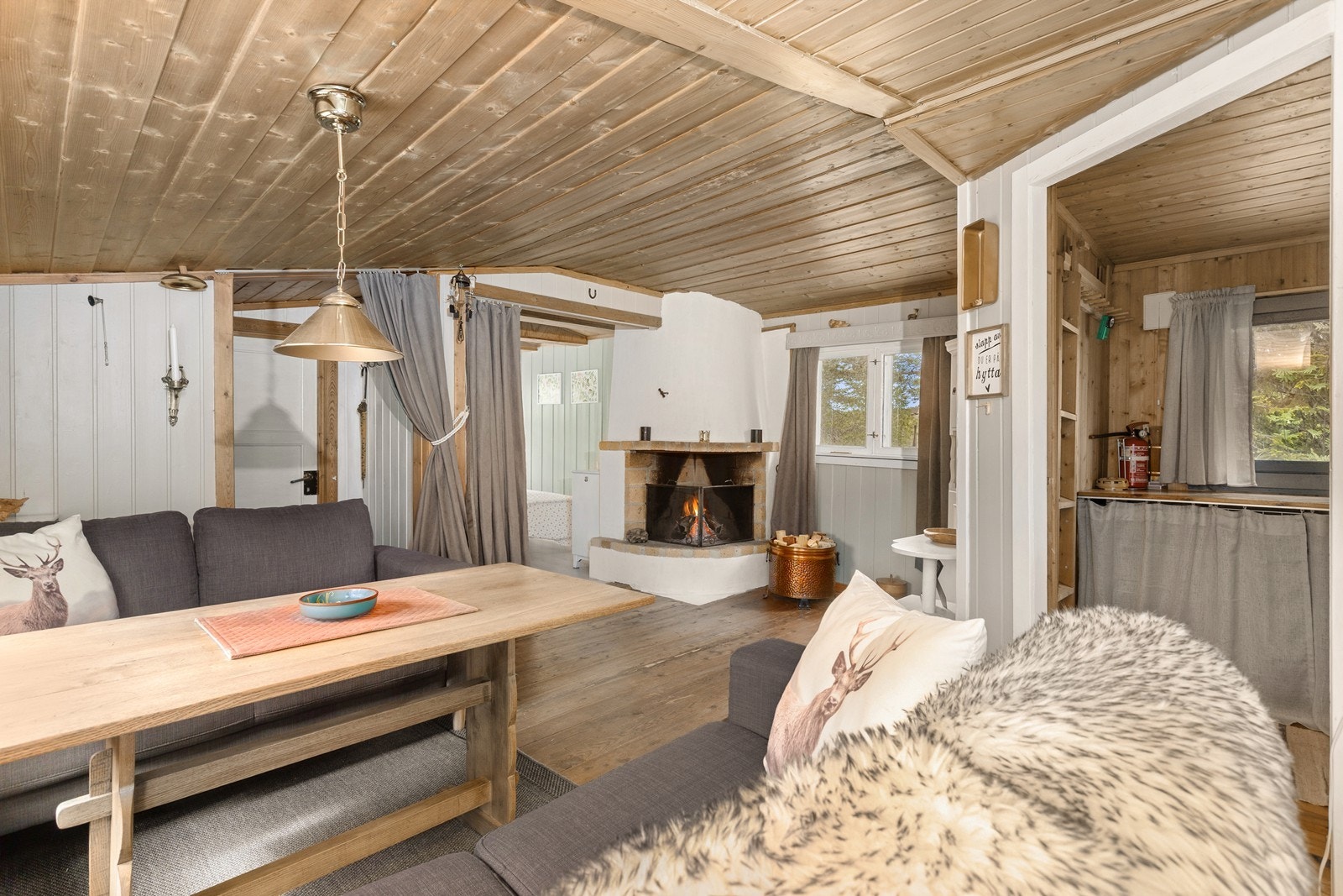 I stua er det en romslig murt peis som avgir god varme og stemning. Galleribilde