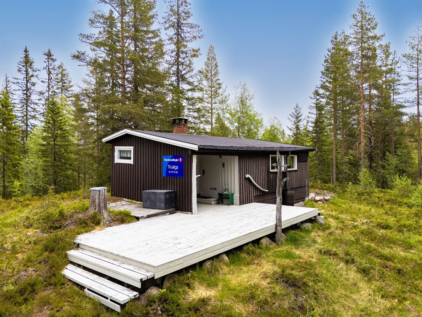 Hytta har en fin beliggenhet i naturskjønne og usjenerte omgivelser. Galleribilde