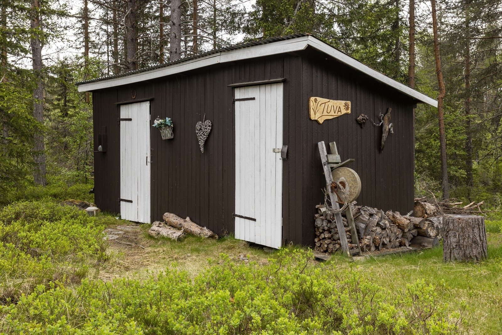 Frittstående uthus med utedo og gode lagringsmuligheter. Fra uthuset er det lagt kabel til hytta, slik at du kan koble aggregat til strømnettet i hytta. Galleribilde