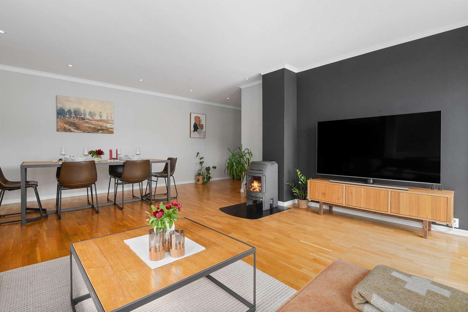 Leiligheten ligger i ett mindre trafikkert område av sentrum Nord med kort gangavstand til butikker og servicetilbud. Galleribilde