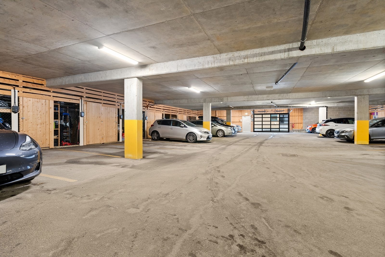 Leiligheten har fast parkeringsplass i garasje med tilhørende sportsbod. Galleribilde