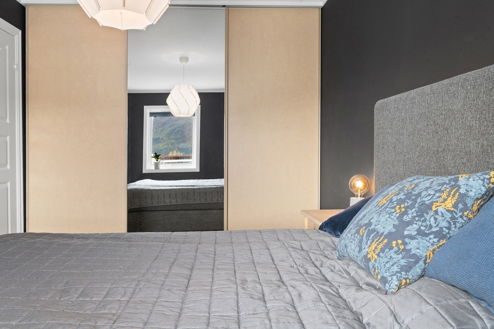 Garderobeinnredningen på hovedsoverommet har skyvedører og speilfront. Galleribilde