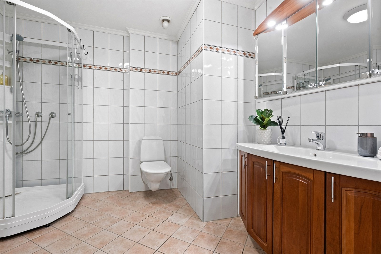 Ved siden av kjøkkenet ligger badet i leiligheten. Galleribilde