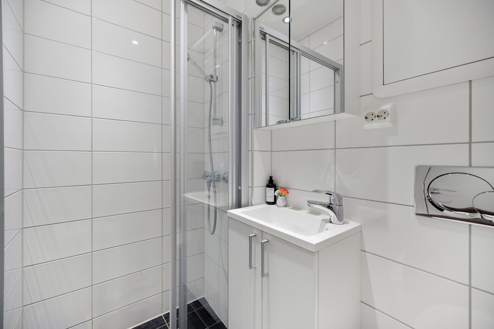 Helfliset bad med varmekabler i gulv. I følge tidligere salgsoppgave er badet pusset opp i 2012. Galleribilde